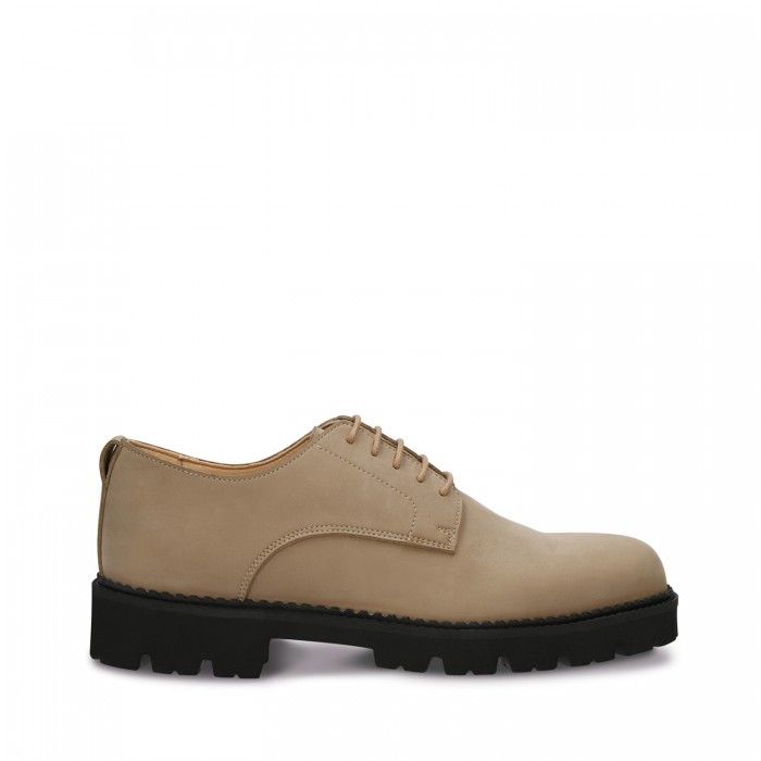 Colen Grey: il mocassino da uomo con sella centrale caratteristica e perforazioni, realizzato in pelle vegana